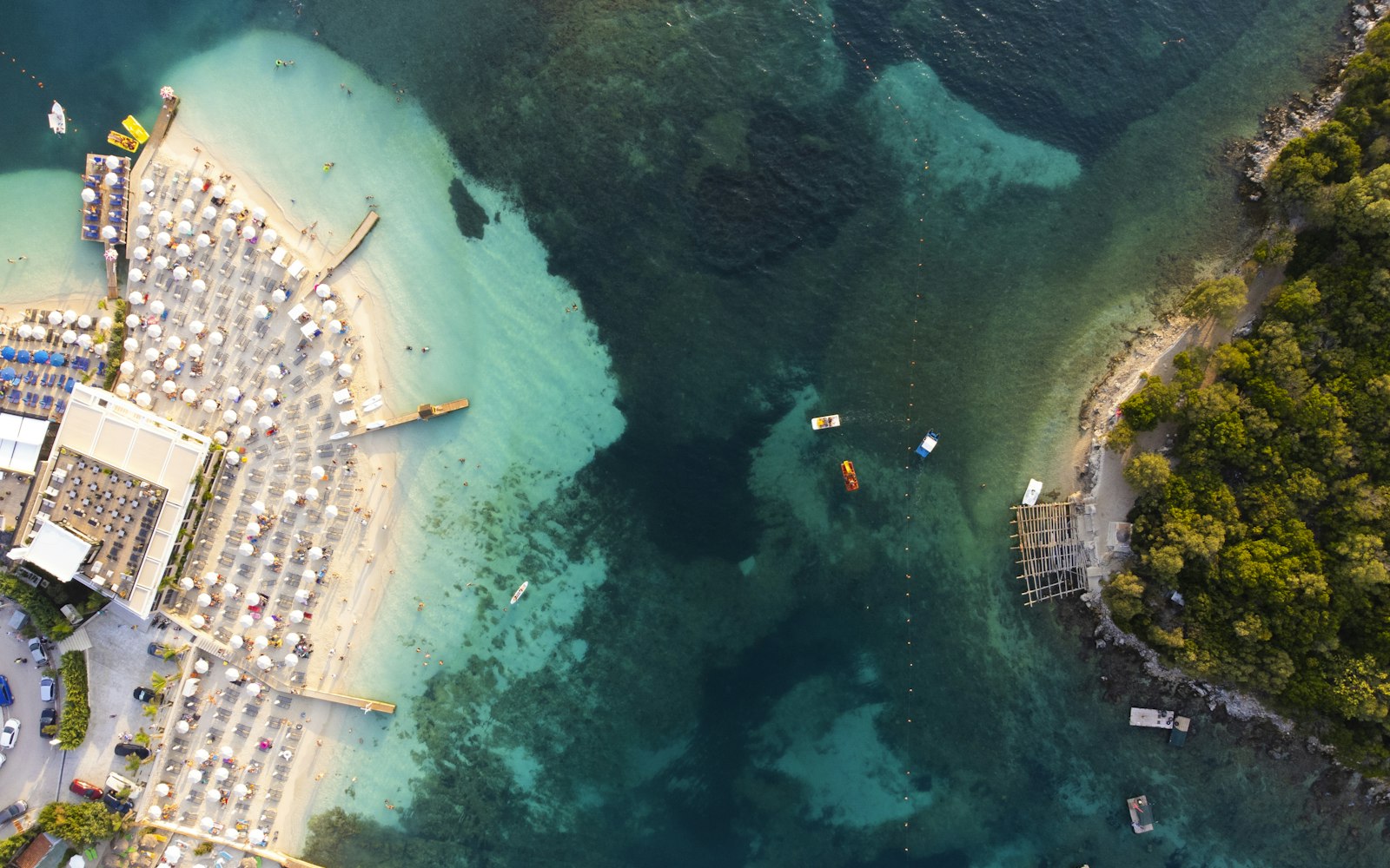 Albaniyanın Ksamil sahilindəki firuzəyi körfəz, yuxarıdan görünüş — Albaniya vizası