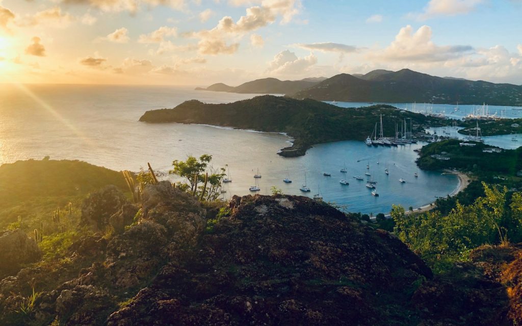 Antiquadakı İngilis limanı və yelkənli gəmilər gün batımında — Antiqua və Barbuda vizası