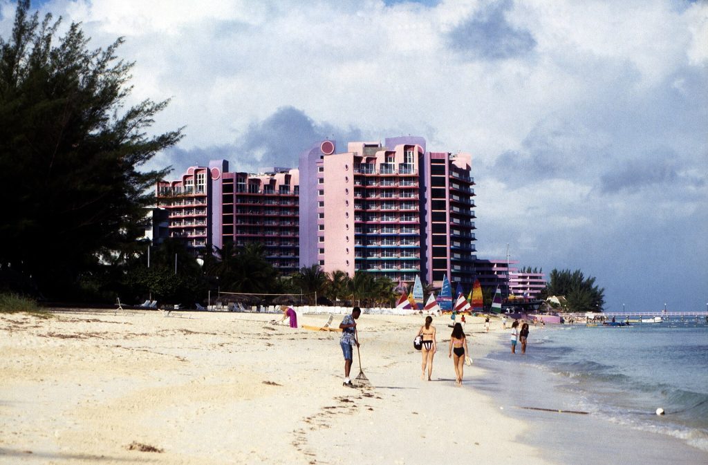 Bahamalar vizesi gerekmiyor: Nassau plajı ve turkuaz su