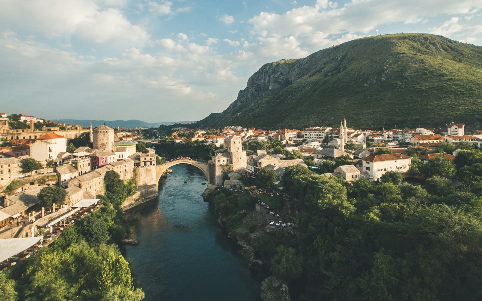 Mostar şəhəri və Neretva çayı üzərindəki qədim körpü — Bosniya və Herseqovina vizası