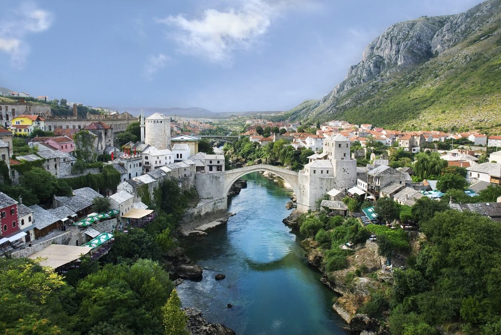 Bosniyaya viza lazım deyil: Mostarın Köhnə körpüsü, Neretva çayı