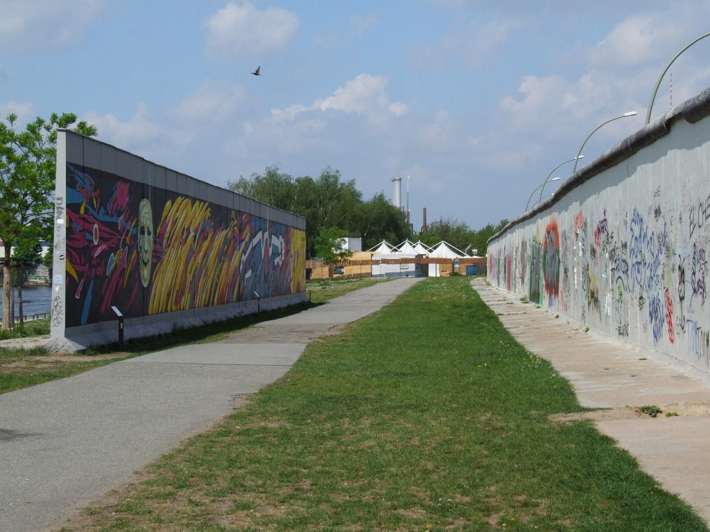 Berlin divarında East Side Gallery