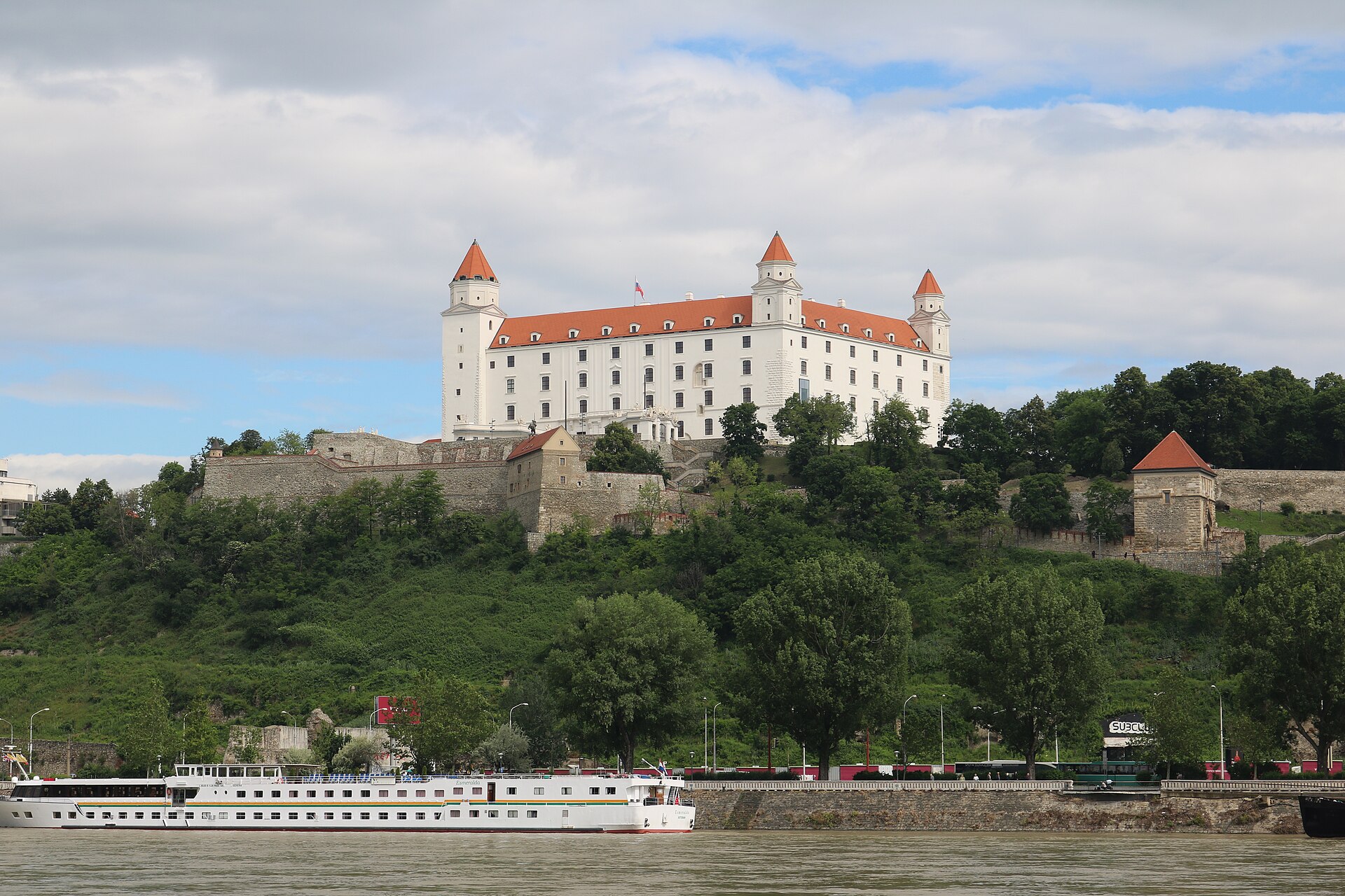 Bratislava səyahət bələdçisi: qala, mavi kilsə və Vyana ilə birləşən marşrut