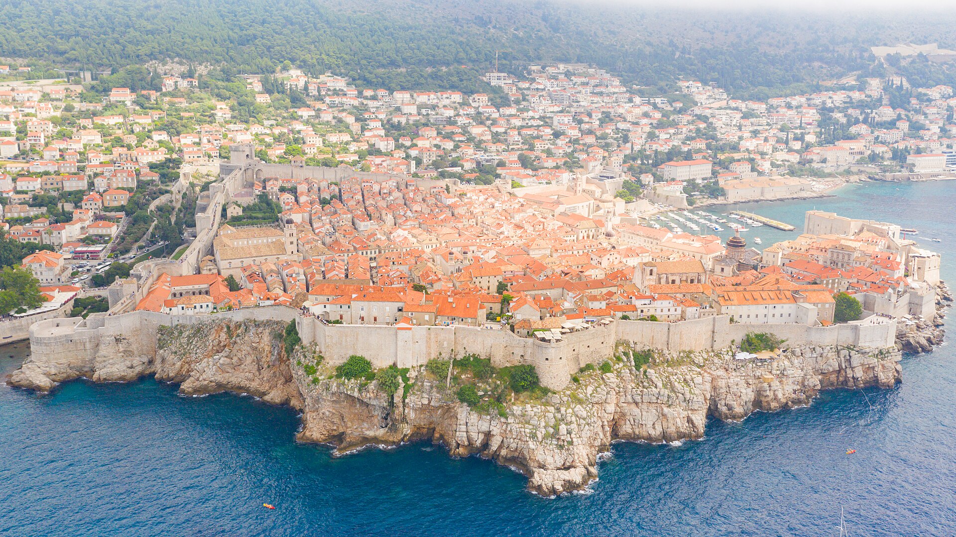 Dubrovnik səyahət bələdçisi: şəhər divarları, Srd təpəsi və mövsüm seçimi
