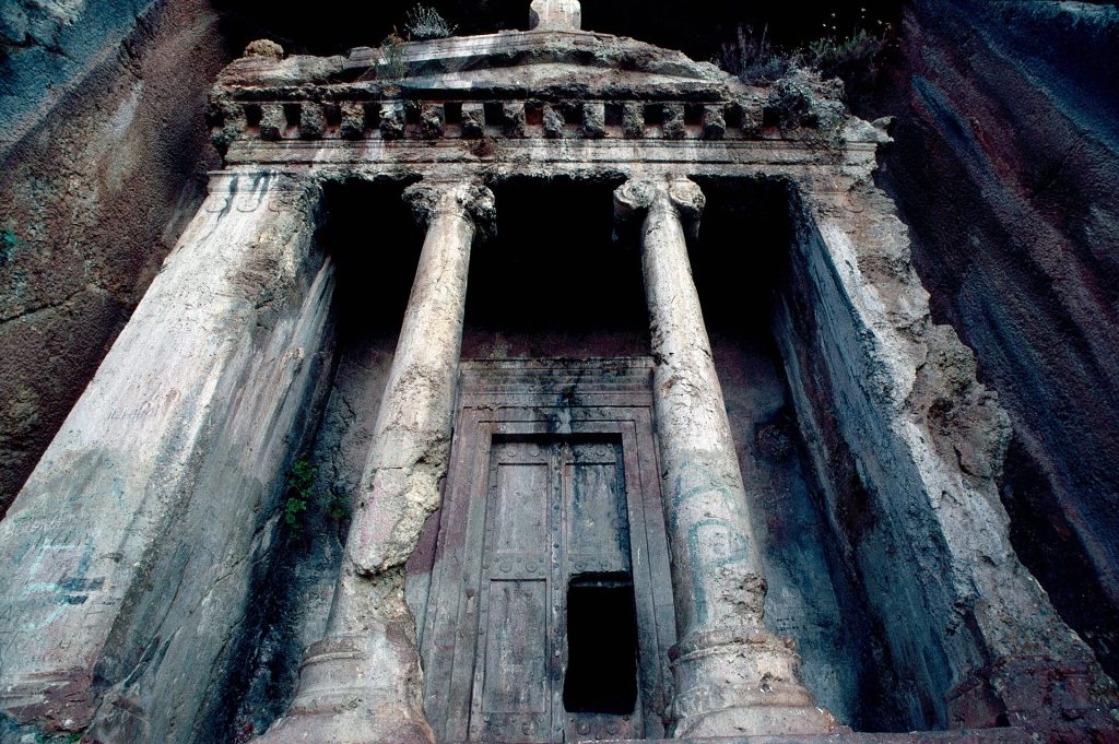 Fethiyedə qayaya oyulmuş Likya qəbri