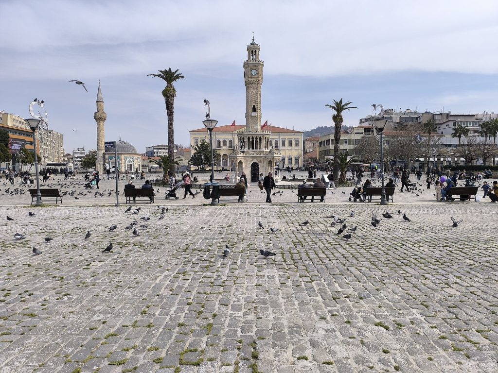 Izmir travel guide: the Kordon, the Kemeralti bazaar, Cesme and Ephesus