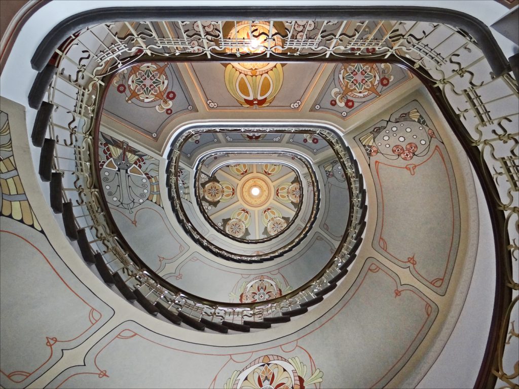 Riqada modern memarlıq fasadı