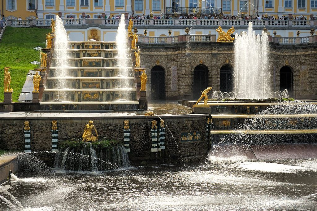 Sankt-Peterburq yaxınlığında Peterhof fəvvarələri