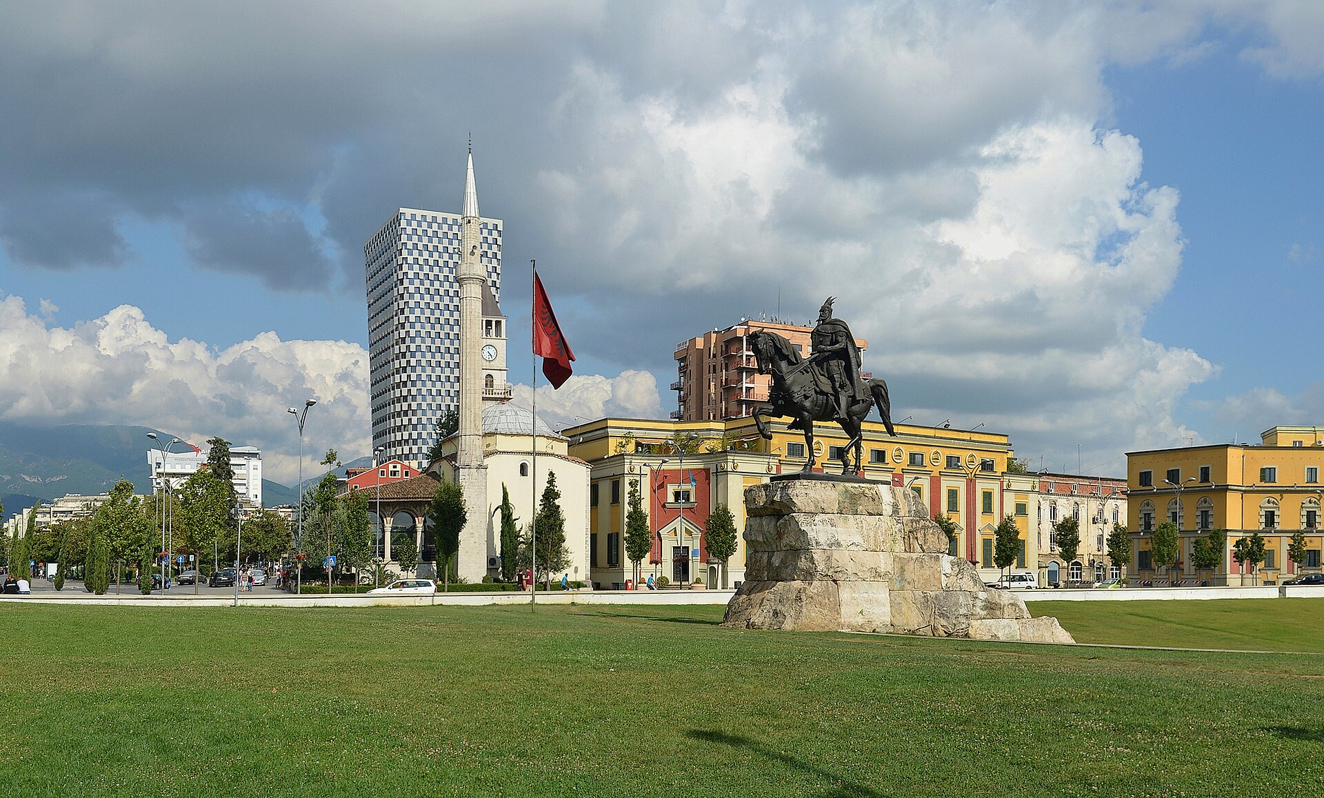 Tirana səyahət bələdçisi: Skanderbeq meydanı, bunker muzeyləri və Dayti dağı