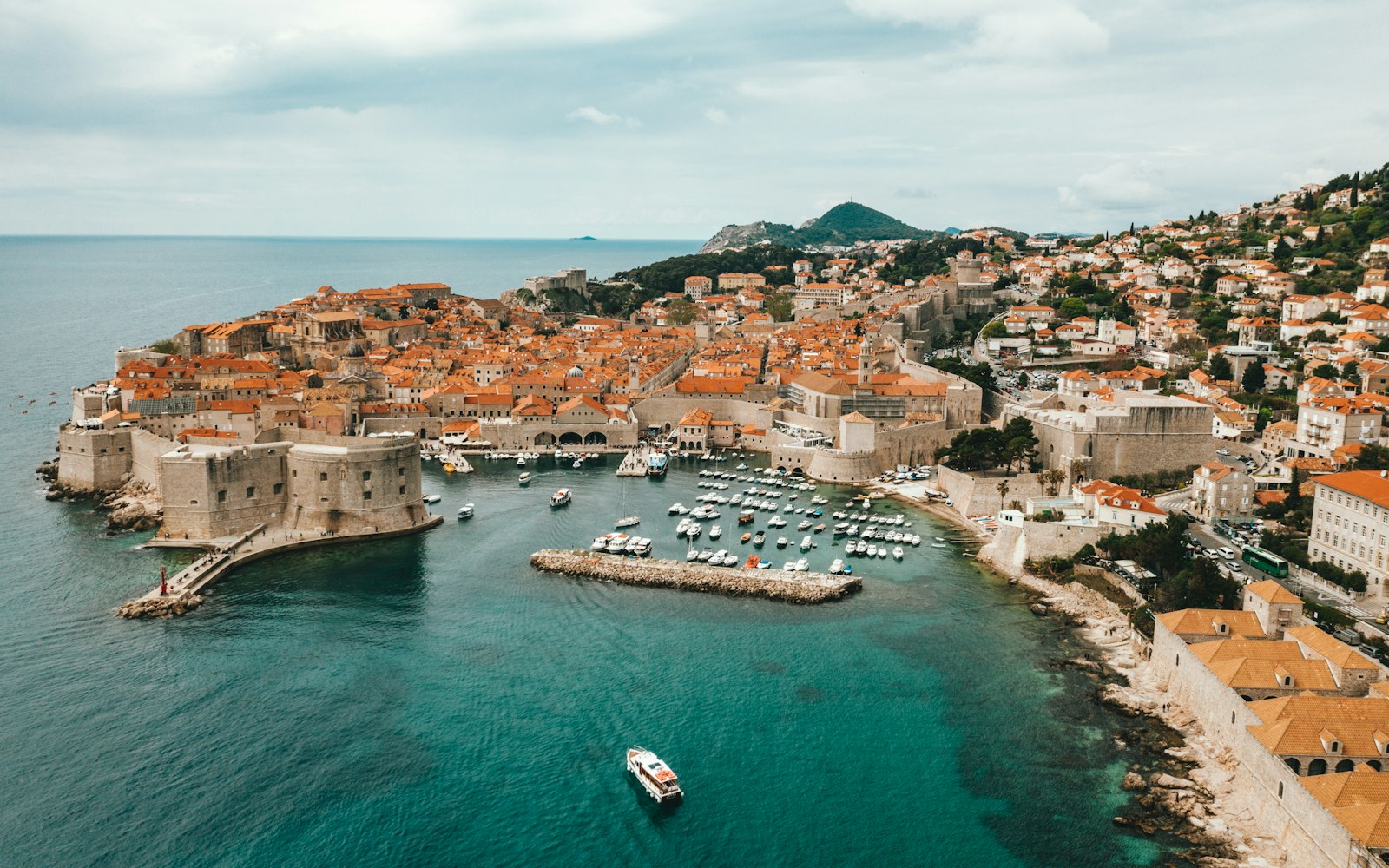 Dubrovnikin qala divarları və Adriatik dənizi — Xorvatiya vizası