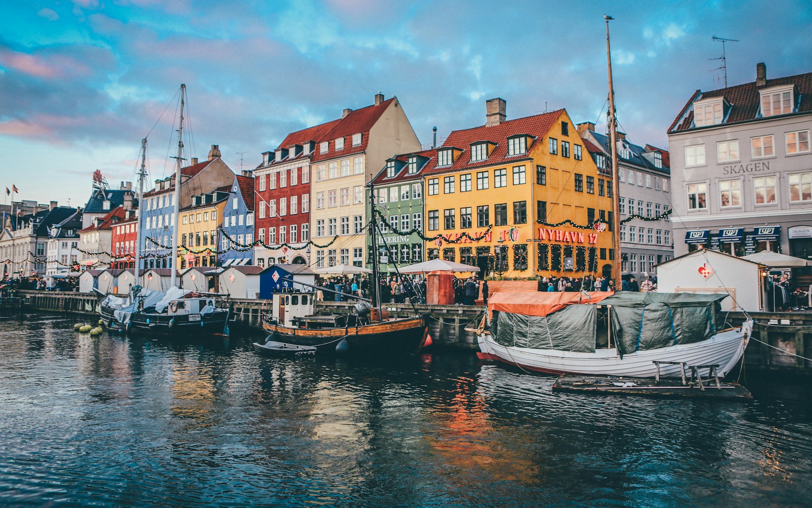 Kopenhagendəki Nyhavn limanı və rəngli evlər — Danimarka vizası