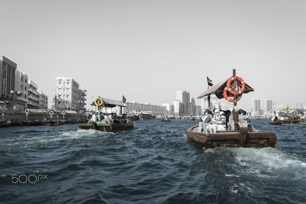 Dubay: Dubay çayında abra qayıqları, köhnə şəhər