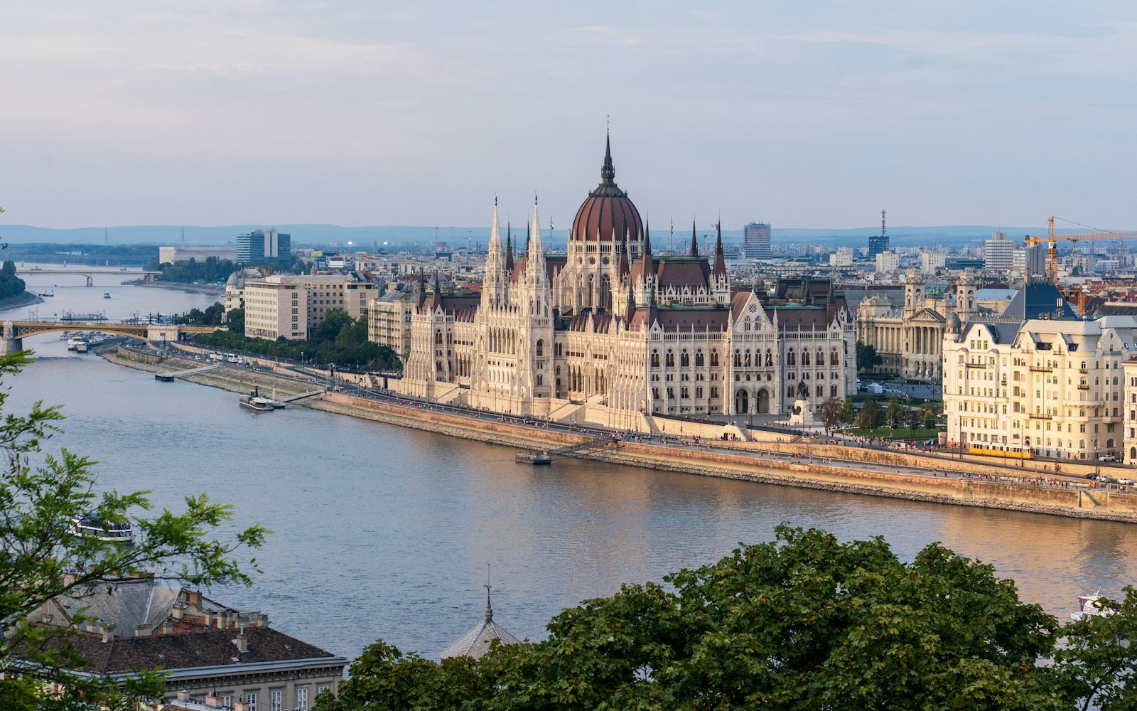 Budapeştdəki Parlament binası və Dunay çayı — Macarıstan vizası