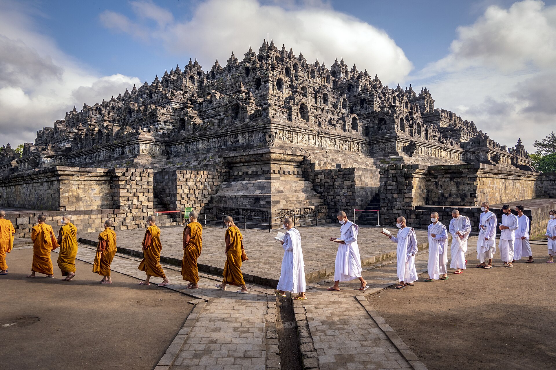 İndoneziyada Borobudur məbədinin stupaları — İndoneziya vizası