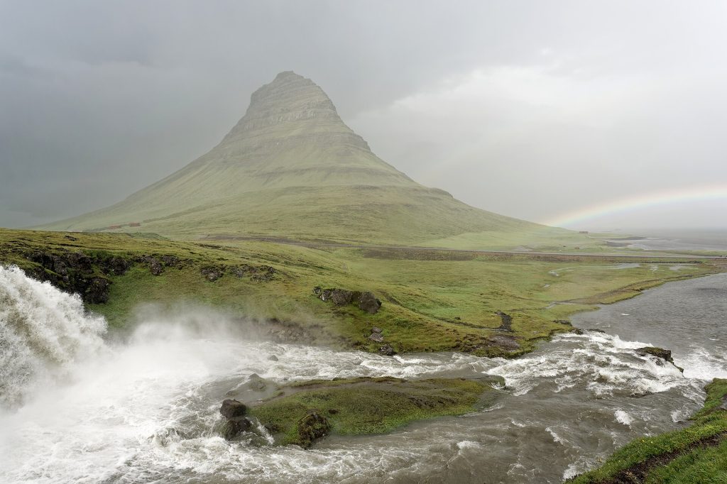 İzlanda vizesi Norveç merkezinden alınıyor: Kirkjufell dağı, İzlanda