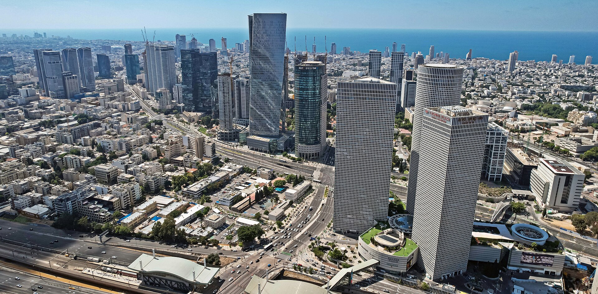 Tel-Əvivin müasir iş mərkəzi və yüksəkmərtəbəli binaları — İsrail vizası