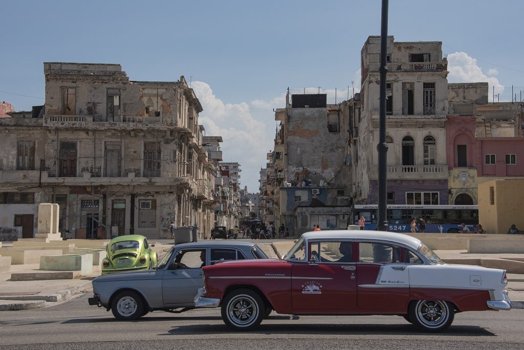 Küba vizesi eVisa ile alınıyor: Havana, Malecon ve klasik arabalar