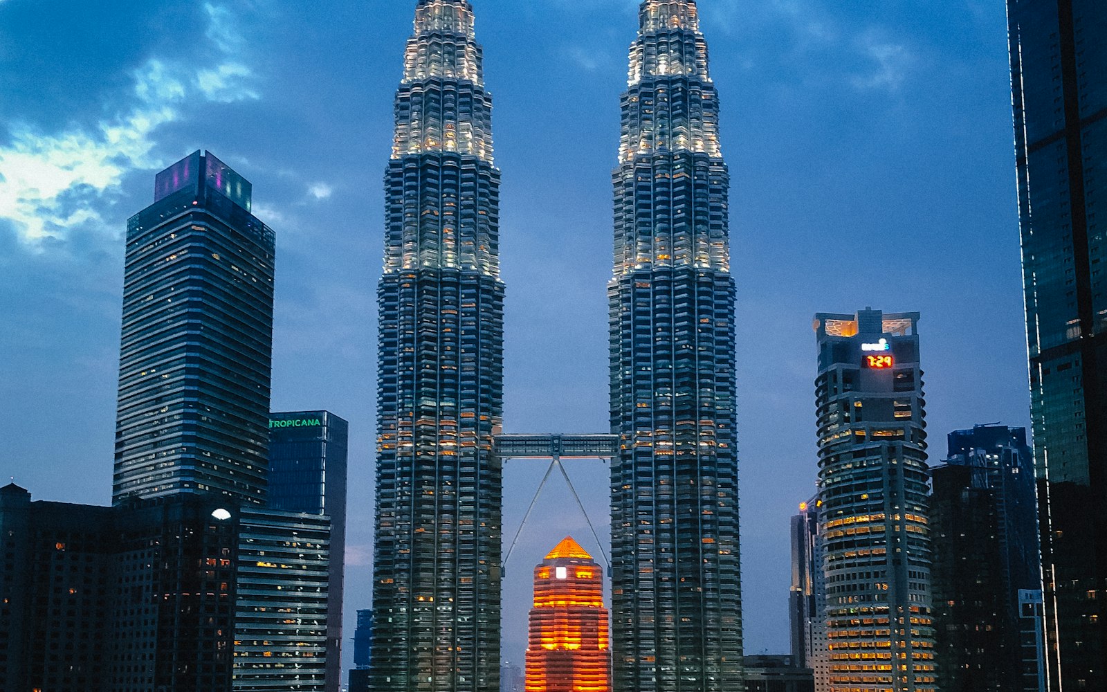 Kuala-Lumpurdakı Petronas qüllələri axşam işığında — Malayziya vizası