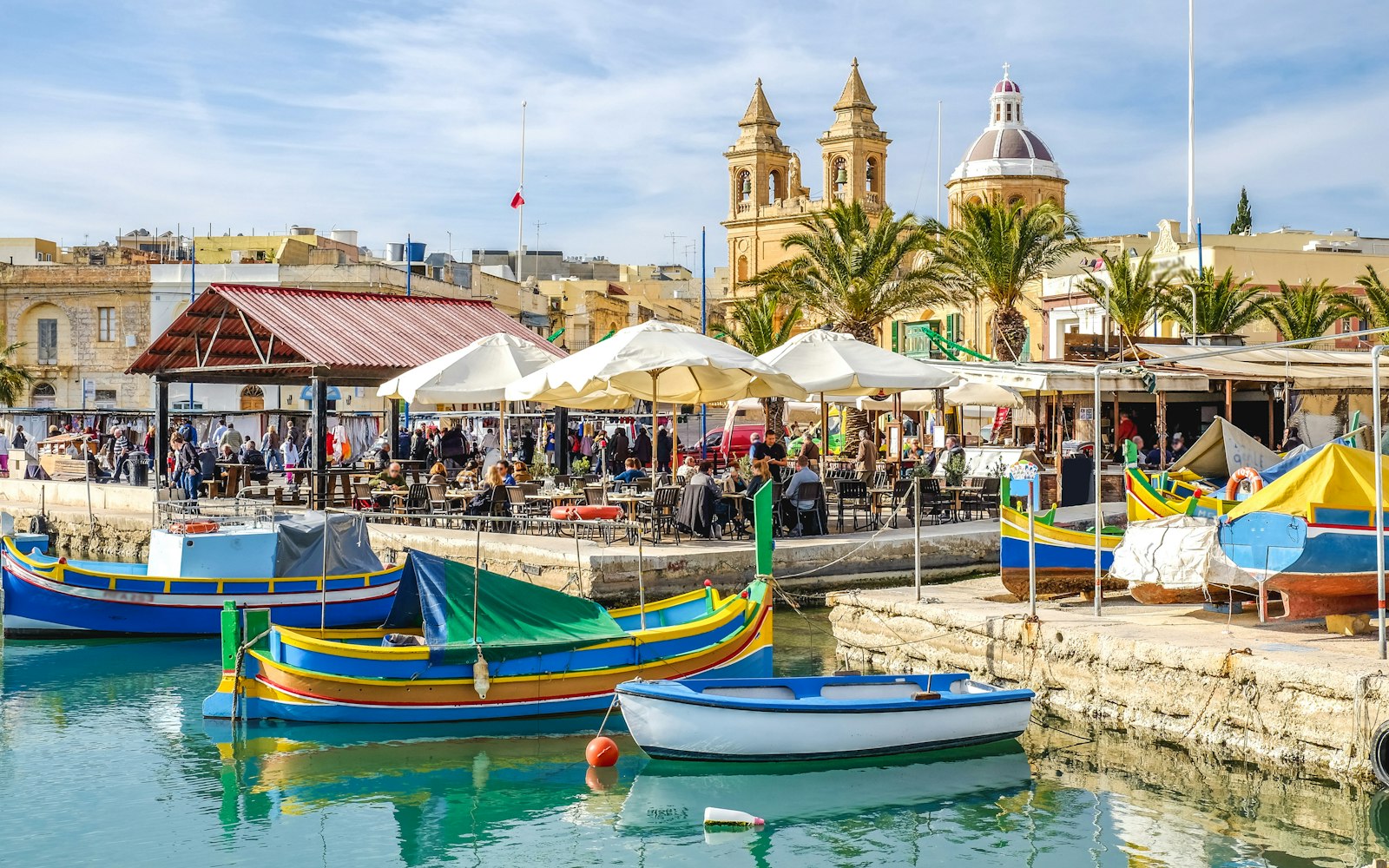 Maltada ənənəvi rəngli luzzu qayıqları və liman — Malta vizası