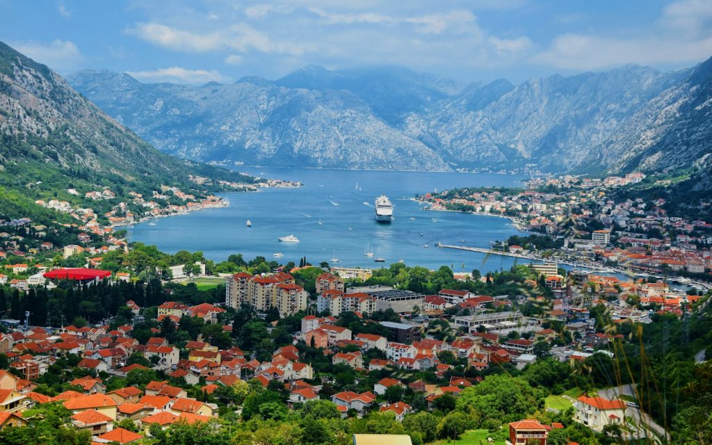 Kotor Körfezi ve dağlarla çevrili şehir — Karadağ vizesi