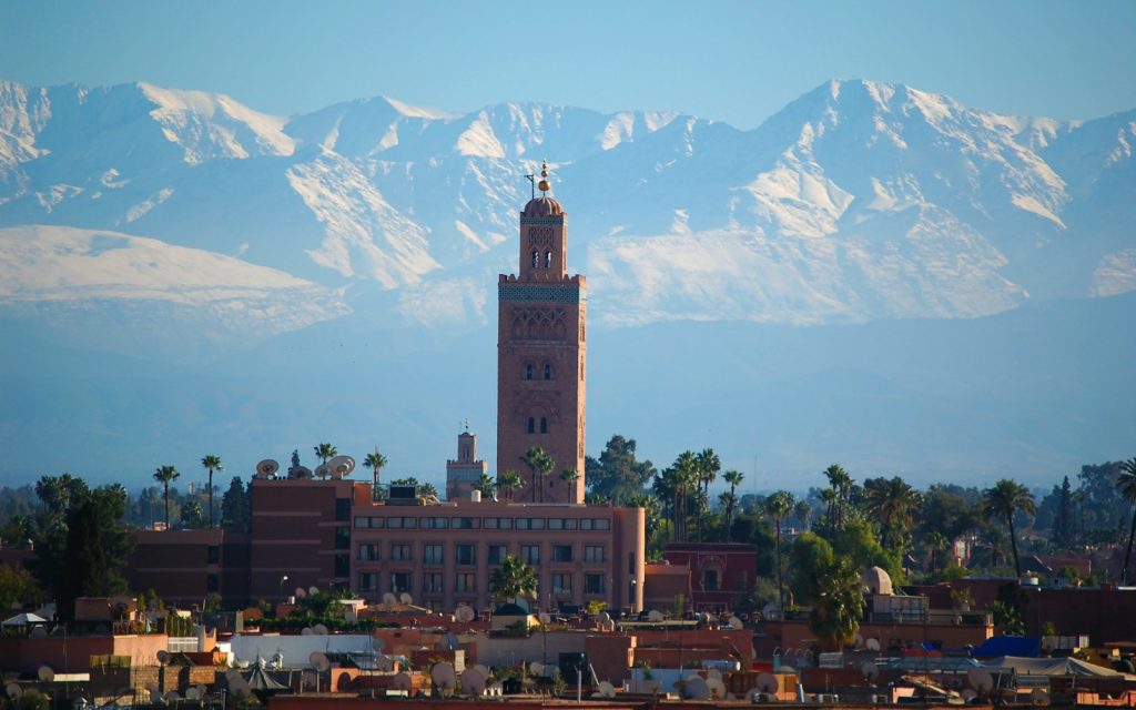 Marrakeşdəki Kutubiyyə minarəsi və qarlı Atlas dağları — Mərakeş vizası