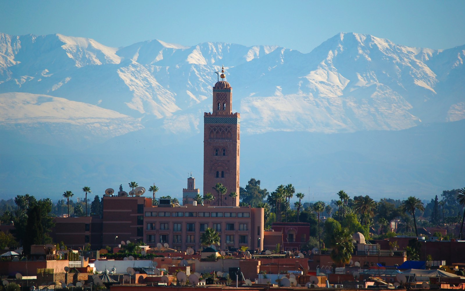 Marrakeşdəki Kutubiyyə minarəsi və qarlı Atlas dağları — Mərakeş vizası