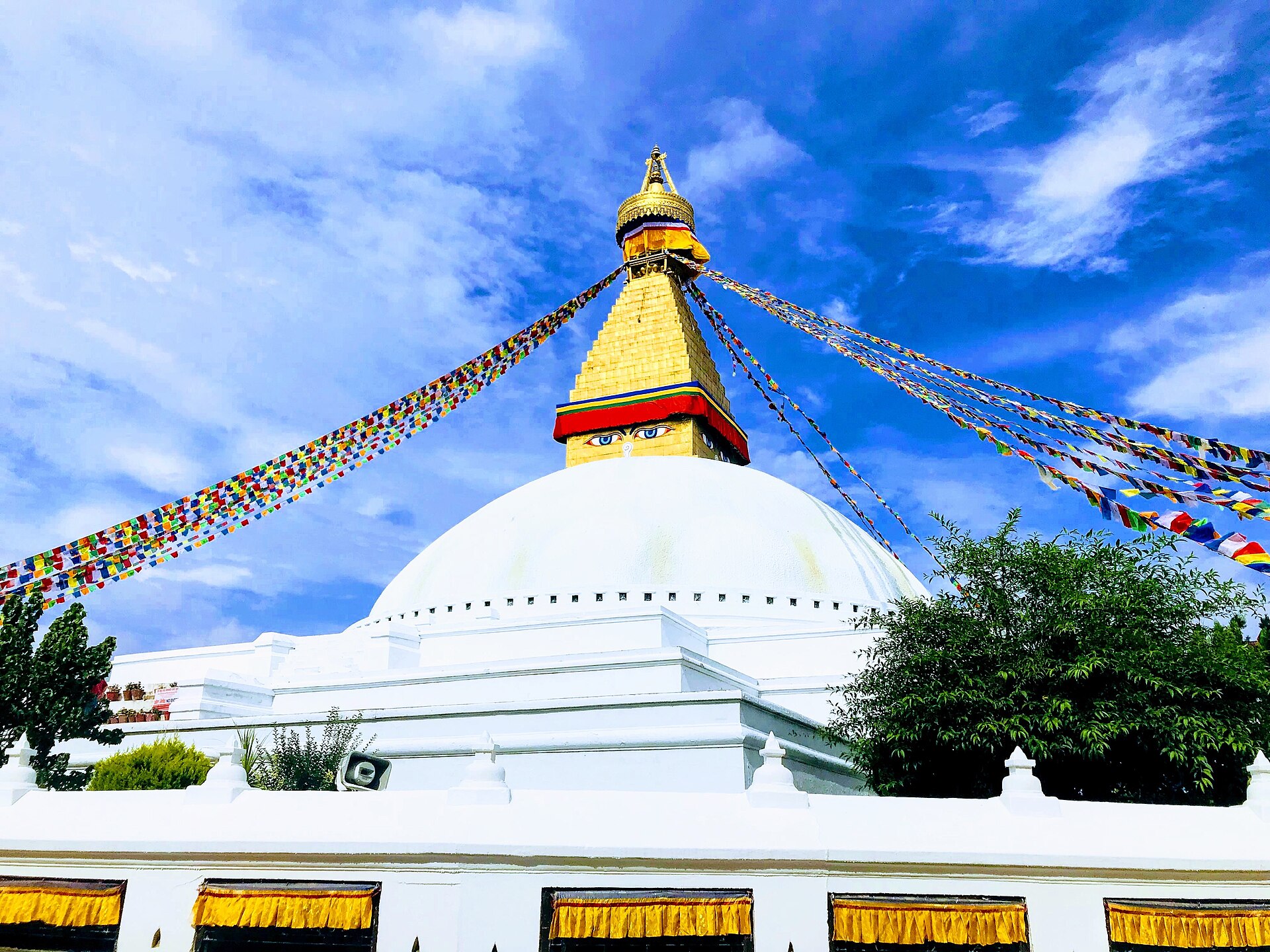 Katmandudakı Boudhanath stupası və dua bayraqları — Nepal vizası