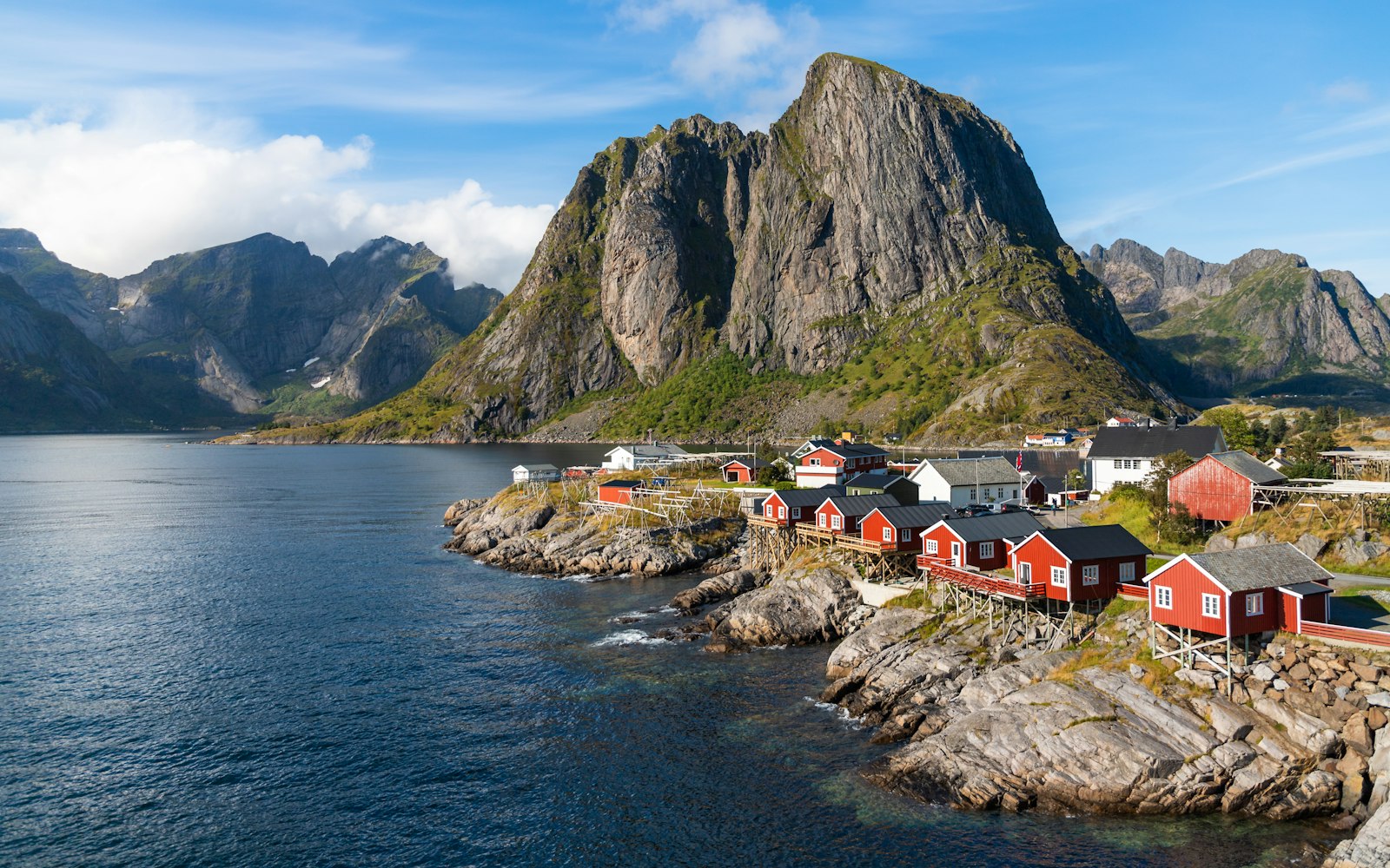 Norveç fyordunda qırmızı balıqçı evləri və qayalar — Norveç vizası