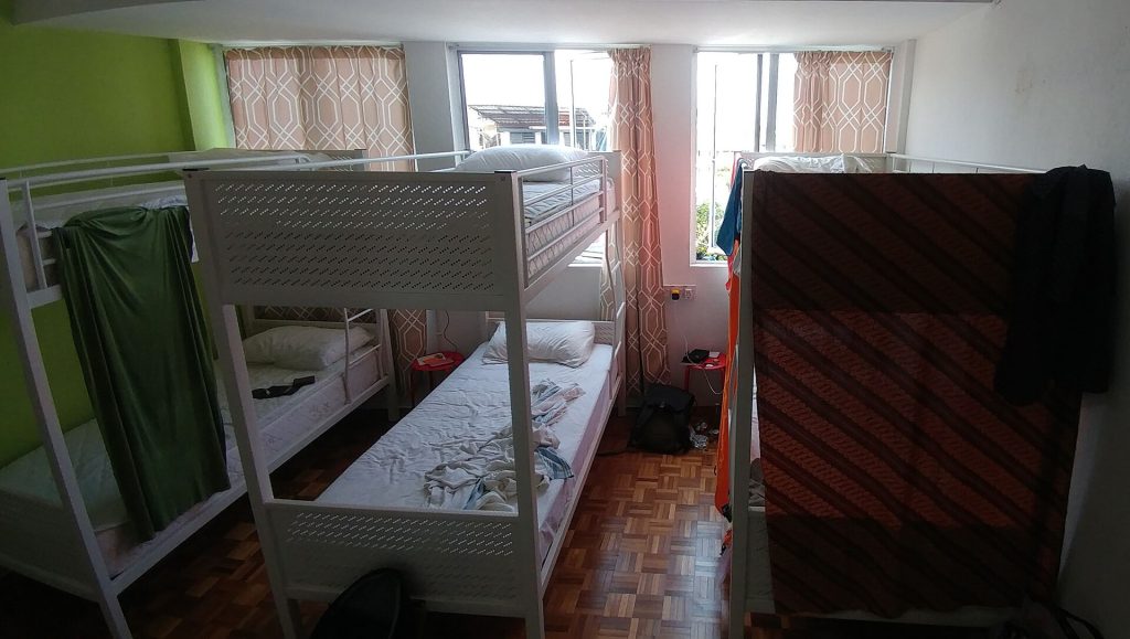 Tək səyahətdə hostel otağı
