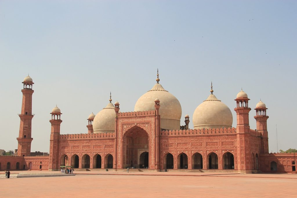 Lahor'da Badşahi Camii'nin avlusu ve minareleri — Pakistan vizesi