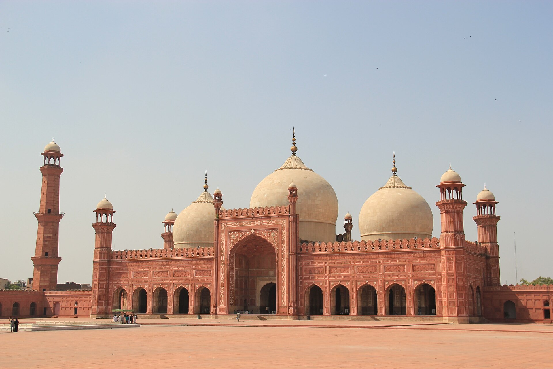 Lahorda Badşahi məscidinin həyəti və minarələri — Pakistan vizası