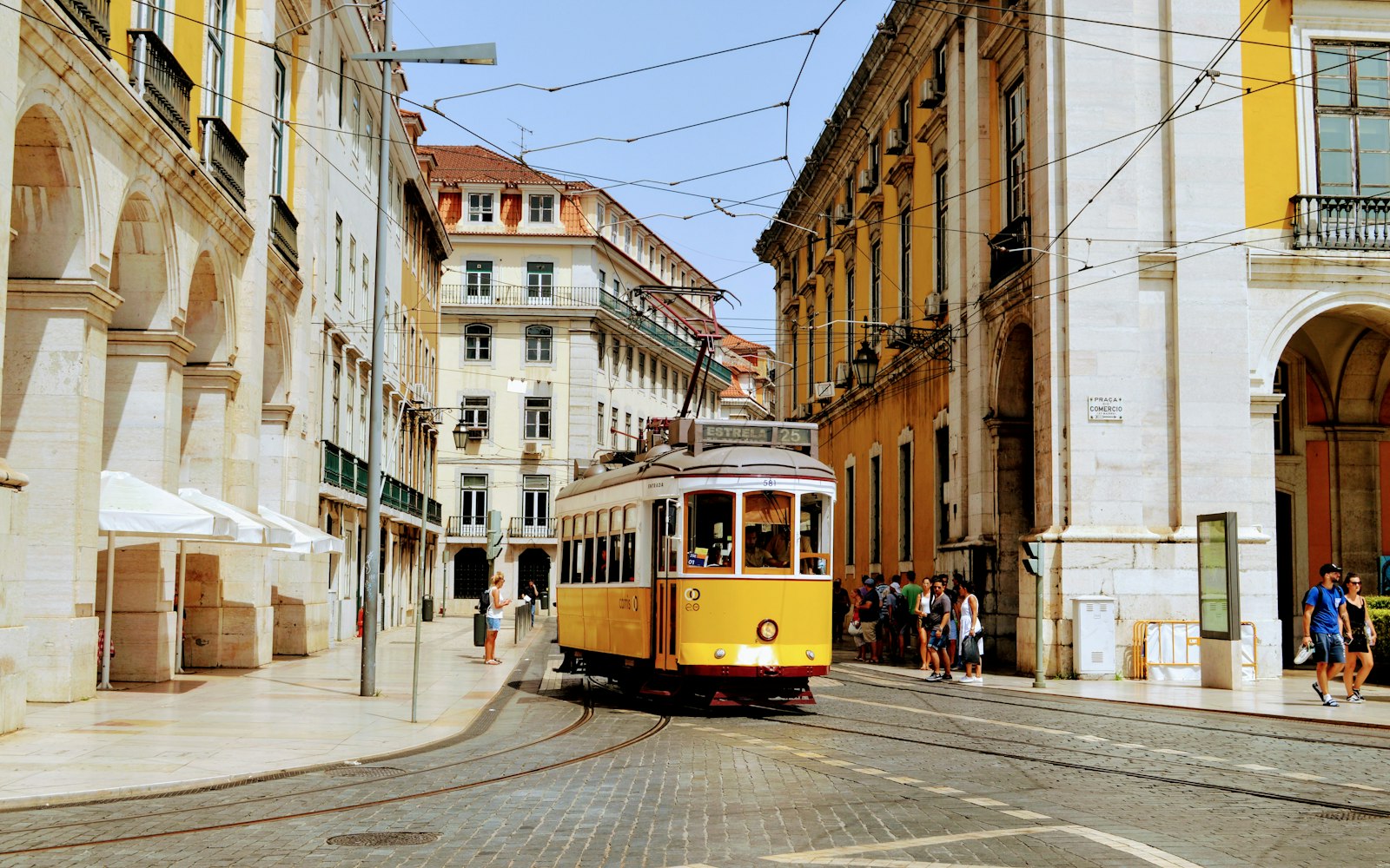 Lissabonun sarı tramvayı və tarixi küçələri — Portuqaliya vizası