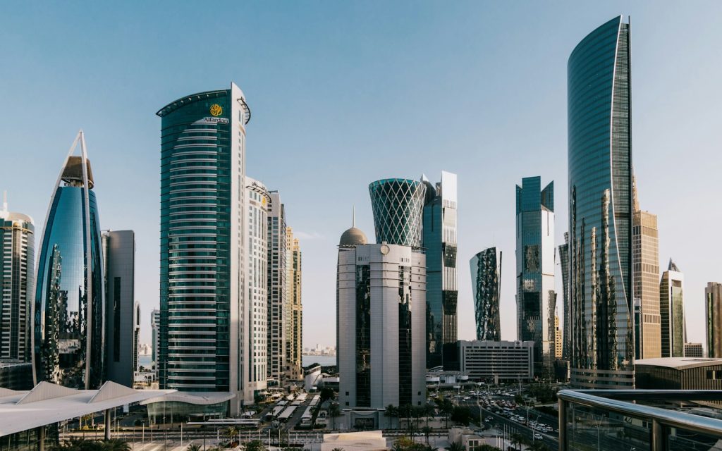 Doha'nın modern gökdelenleri ve West Bay bölgesi — Katar vizesi