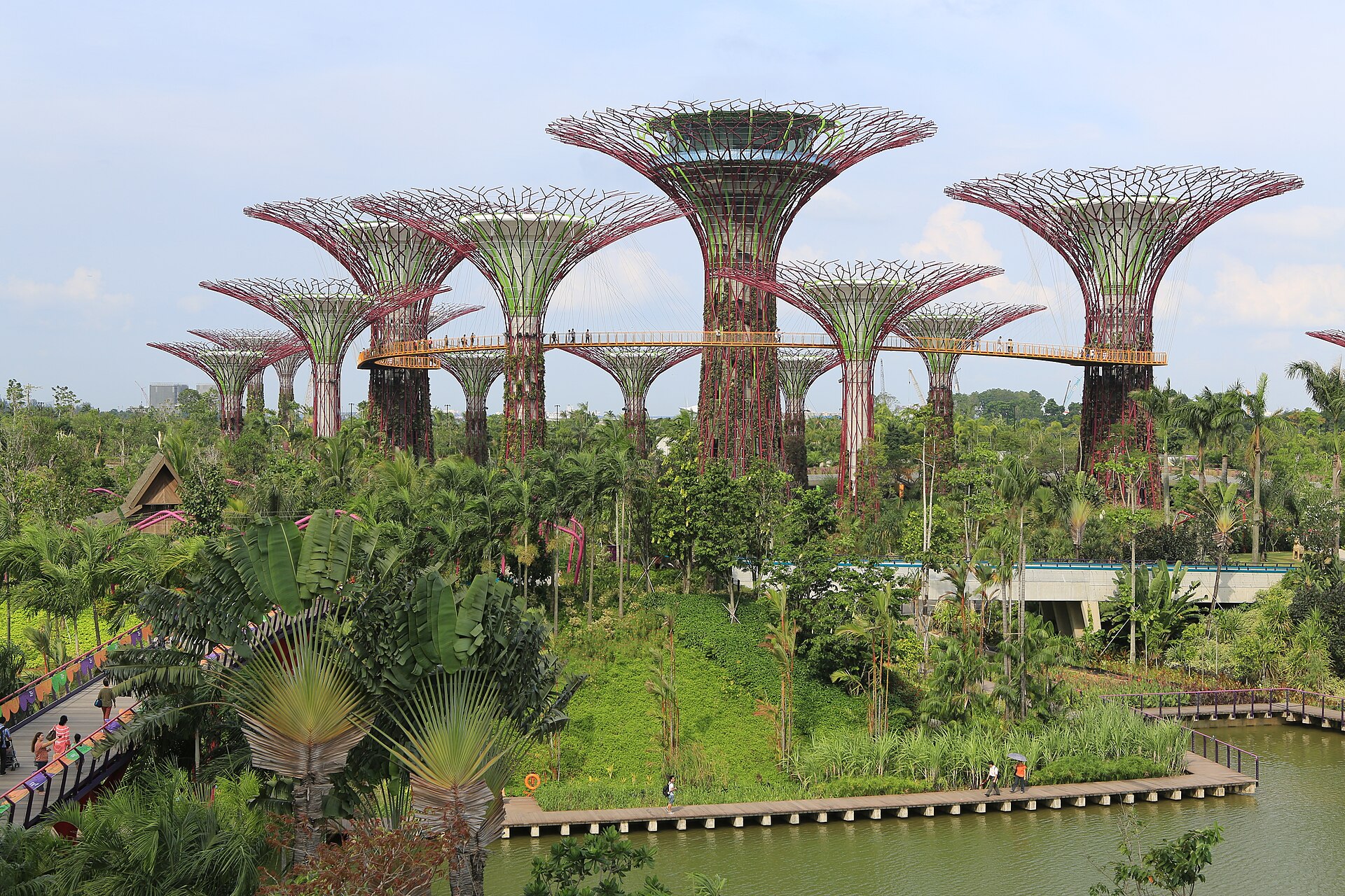 Sinqapurda Gardens by the Bay parkının nəhəng ağac konstruksiyaları — Sinqapur vizası