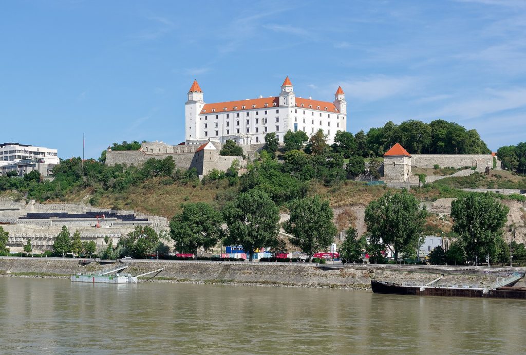 Slovakya vizesi e-postayla randevuyla alınıyor: Bratislava kalesi ve Tuna
