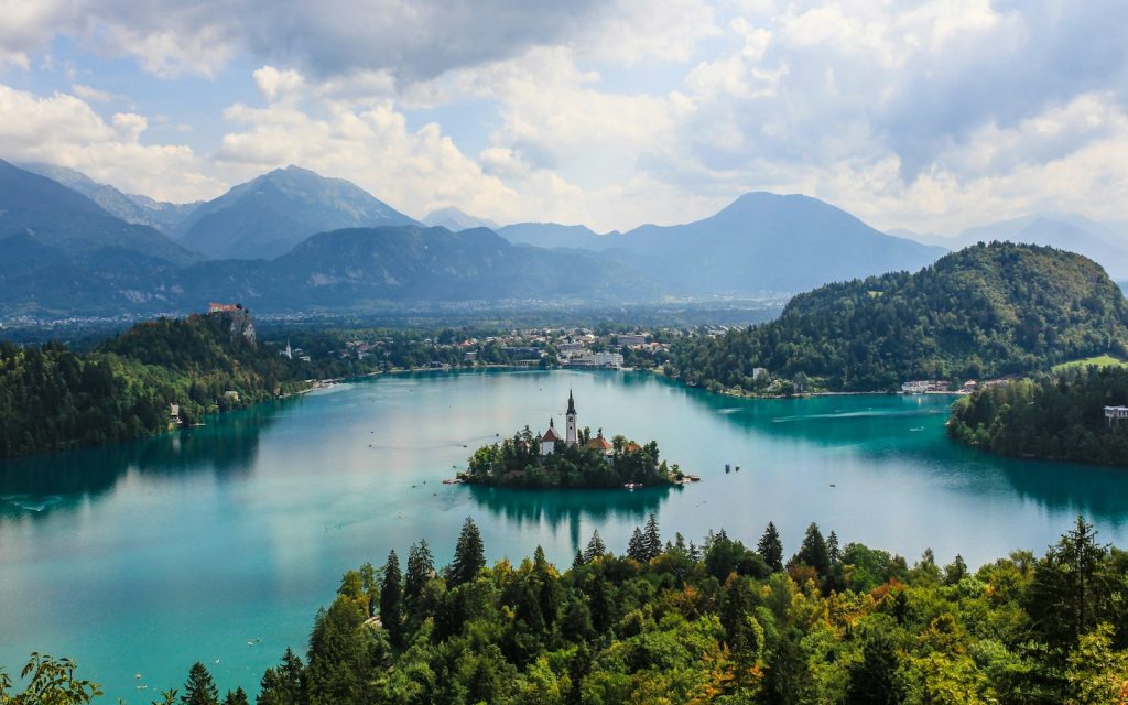 Bled gölü, ada kilsəsi və Yulian Alp dağları — Sloveniya vizası