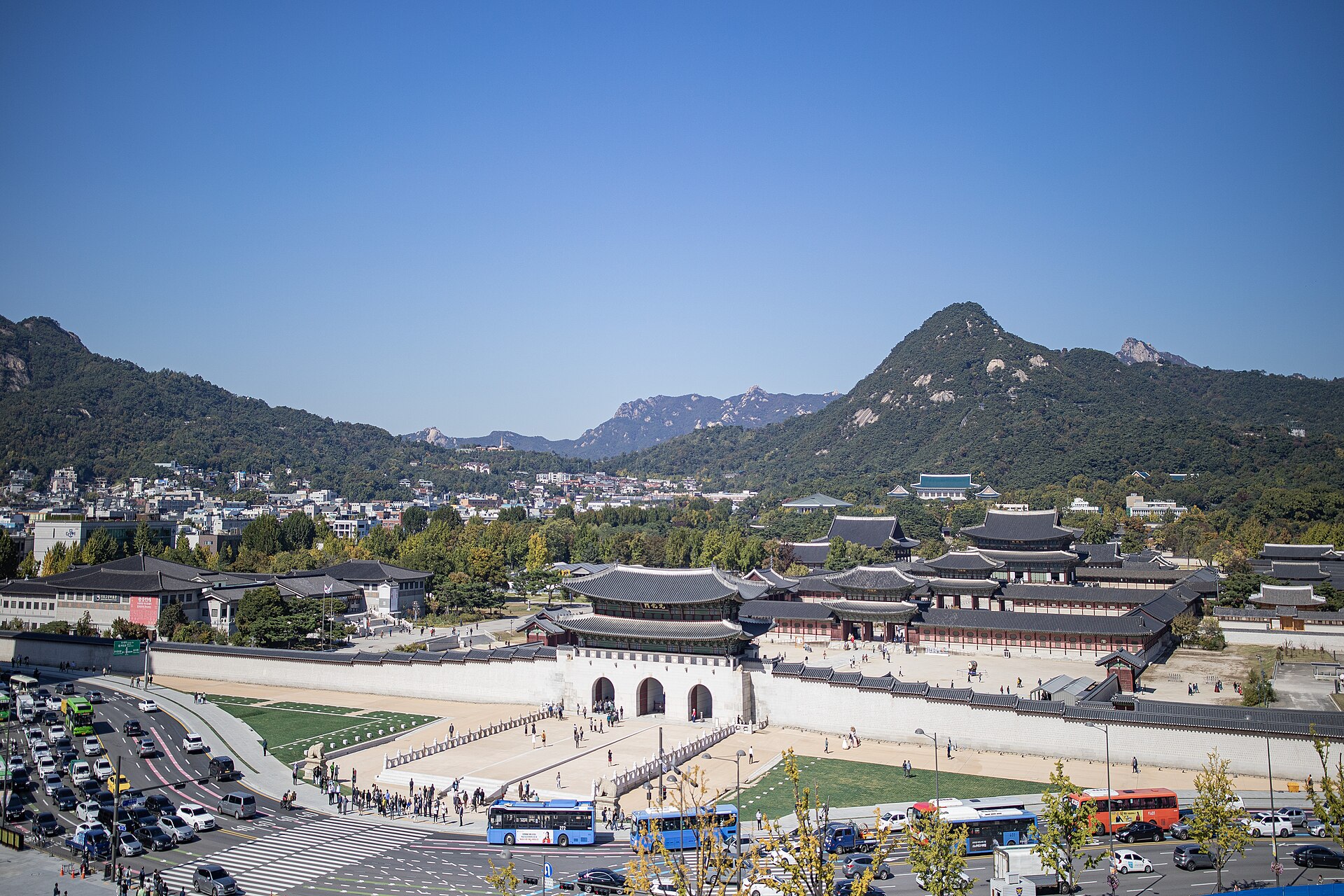 Seuldakı Gyeongbokgung sarayının darvazası və mühafizə mərasimi — Cənubi Koreya vizası
