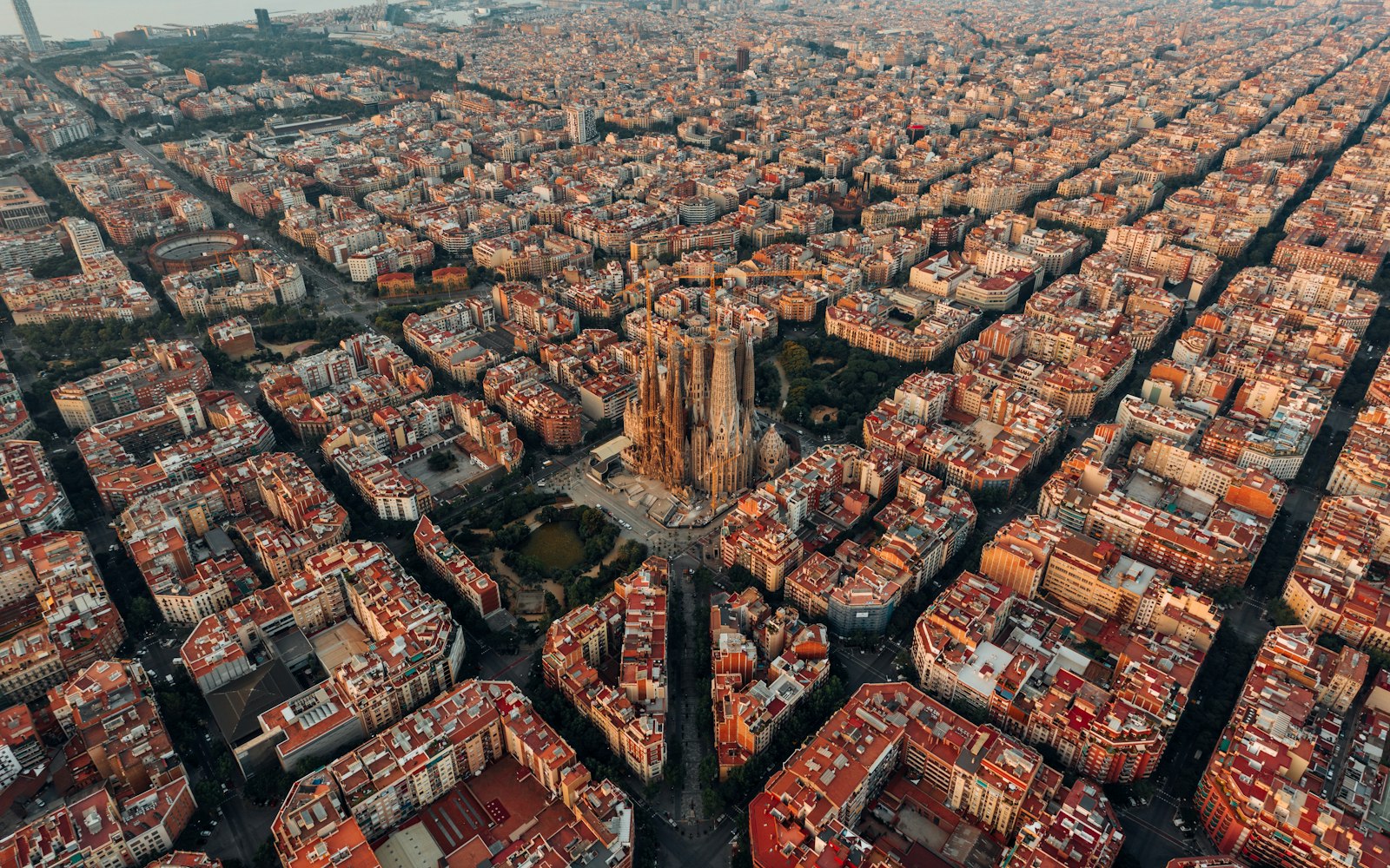 Barselonanın quş baxışı və Sagrada Familia — İspaniya vizası