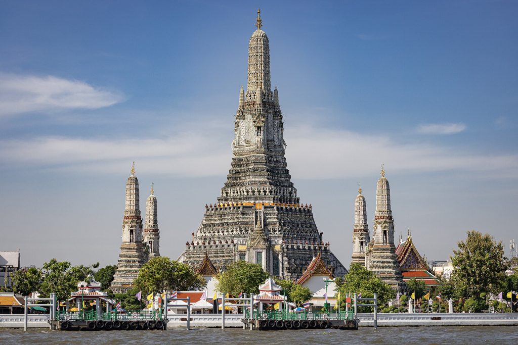 Banqkokda Vat Arun məbədi və Çao Phraya çayı — Tayland vizası