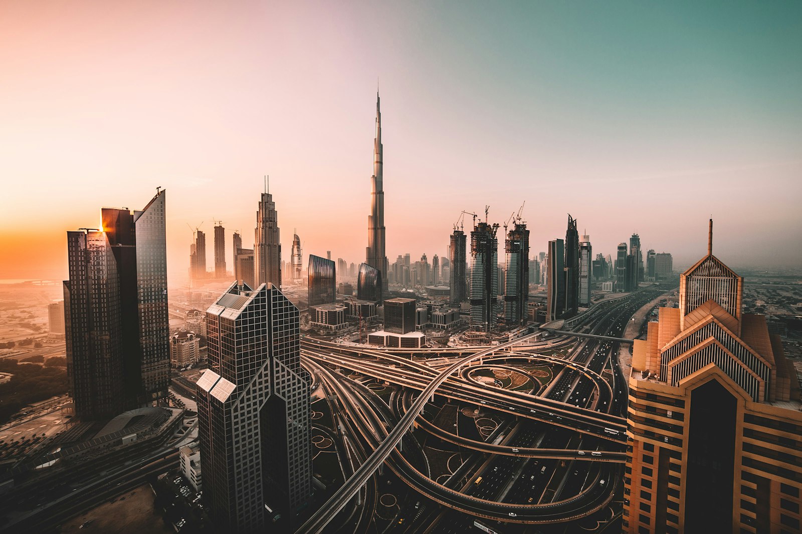 Dubay silueti və Burc Xəlifə gün batımında — Birləşmiş Ərəb Əmirlikləri vizası
