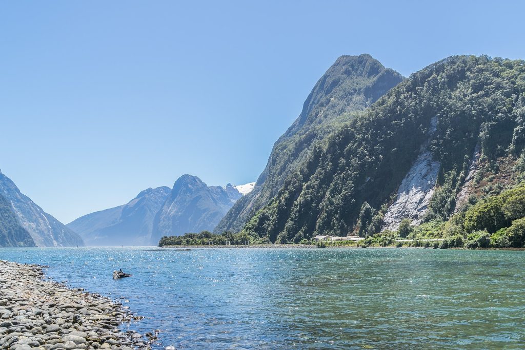 Yeni Zelanda vizesi online alınıyor: Milford Sound fiyordu